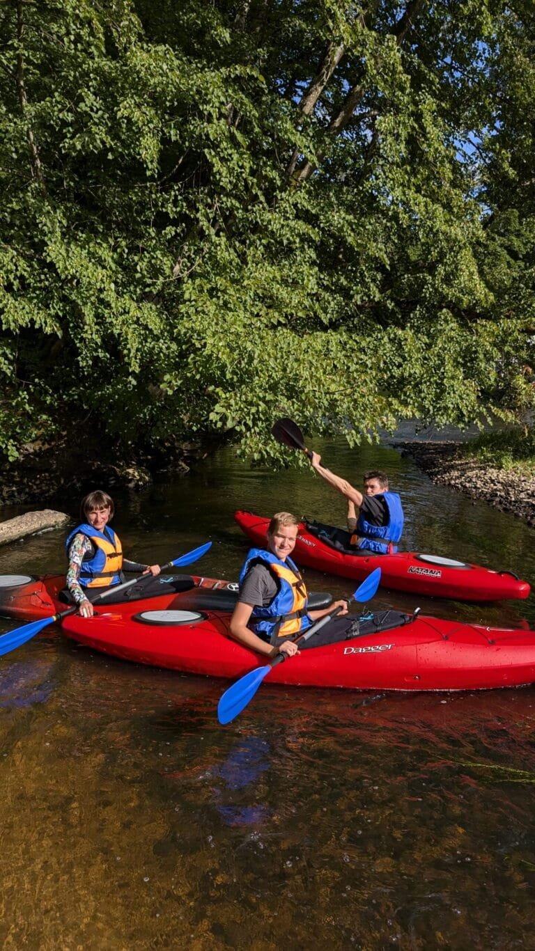 Šeimos plaukimas Vilnele vienvietėmis baidarėmis