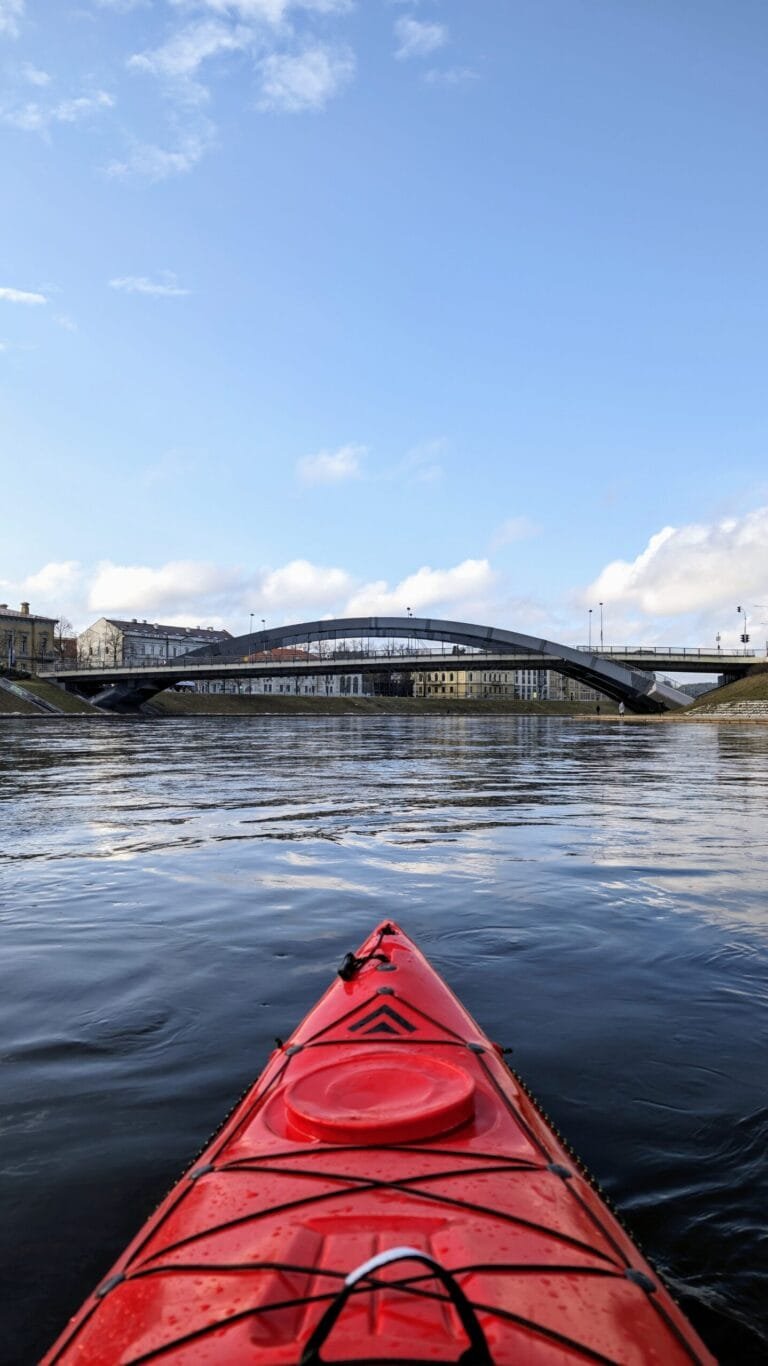 Mindaugo tiltas iš baidarės Neryje