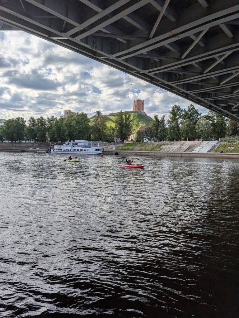 Baidarės Neryje po Mindaugo tiltu