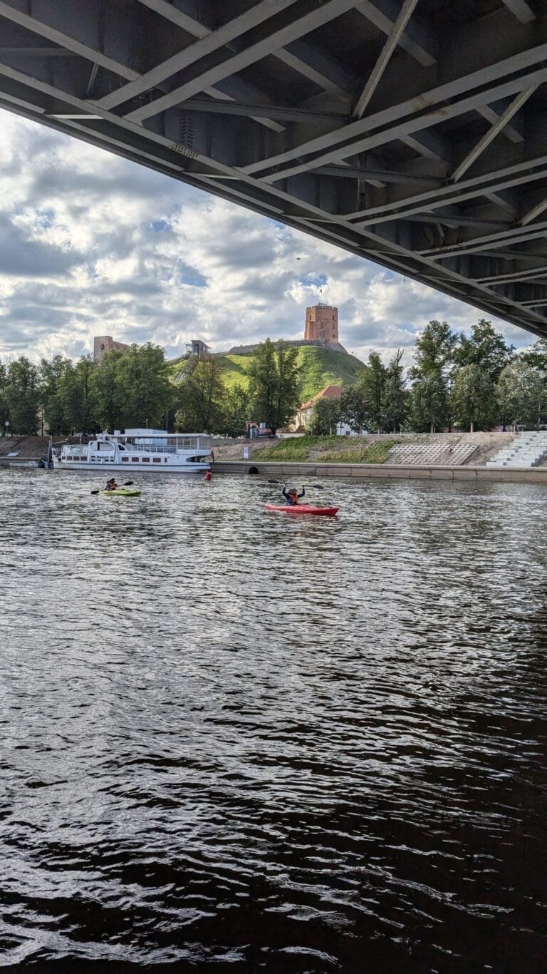 Baidarės Neryje po Mindaugo tiltu